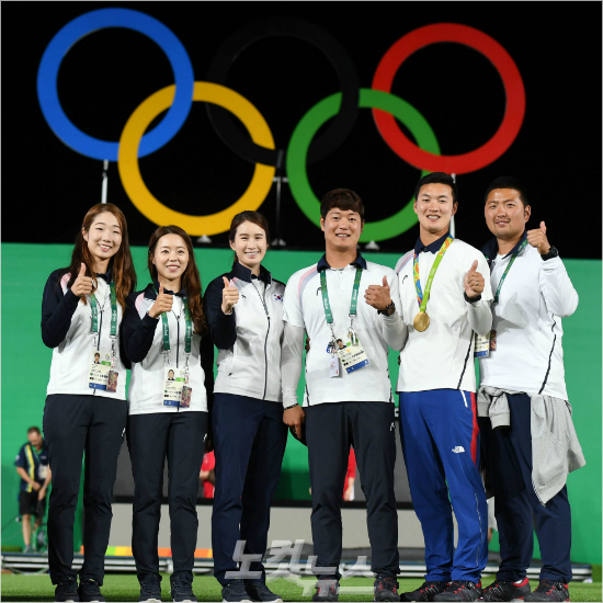 최미선,장혜진,기보배,이승윤,구본찬,김우진(왼쪽부터)이지난8월12일오후(현지시간)브라질리우데자네이루마라카낭삼보드로무양궁장에서포즈를취한모습.(리우데자네이루=올림픽사진공동취재단)