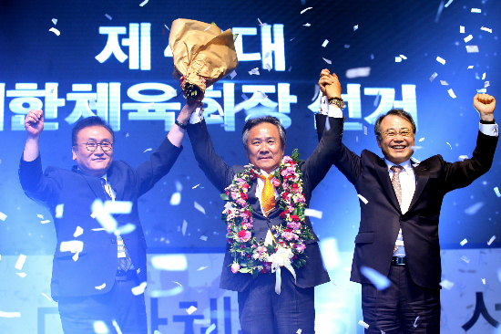 이기흥전수영연맹회장(가운데)이제40대대한체육회장에당선됐다.(사진=대한체육회제공)