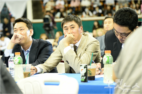 생각에잠긴서울삼성의이상민감독(사진가운데).그뒤에창원LG의김진감독이앉아있다(사진=KBL)