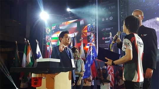 리차드 퍼마나(Ricard Permana) 선수 대표, 마르커스 코스키비르타(Markus Koskivirta) 심판 대표가 선서하는 모습. (사진=한국e스포츠협회 제공)