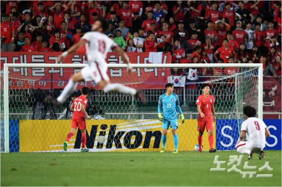 수비불안으로카타르에2골이나내준한국.(수원=박종민기자)