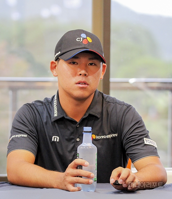 2라운드후인터뷰에응하고있는김시우.용인=손진현객원기자