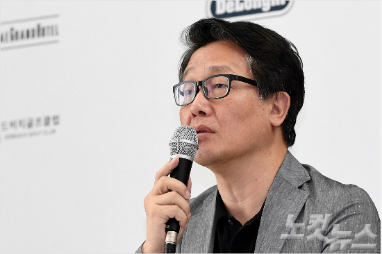 김지석부집행위원장겸수석프로그래머가지난달6일오후서울중구프레지던트호텔에서열린제21회부산국제영화제(BIFF)기자회견에서인사말을하고있다.(사진=박종민기자/자료사진)