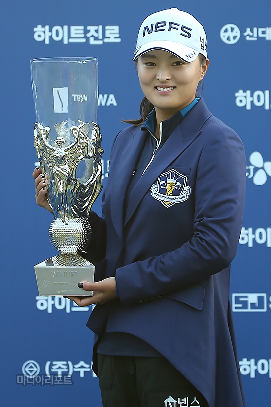 고진영이하이트진로챔피언십우승컵을들고있다.여주=박태성기자