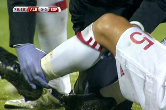 무릎부상으로쓰러진세르히오라모스.(사진=중계화면캡처)