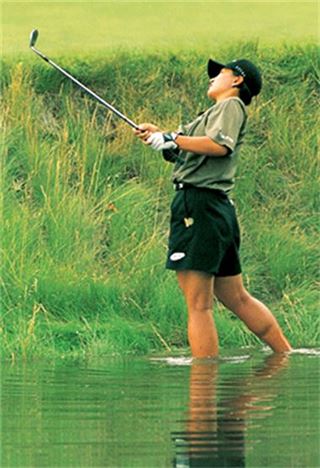 1998년US여자오픈에서나온박세리의&#39;맨발샷&#39;.오늘의박세리를있게해준장면이다.사진=골프매거진