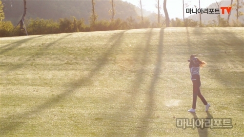 “자신 있게 드러내고, 과감한 컬러 고르세요” 슈퍼모델들의 필드 패션 ‘꿀팁’