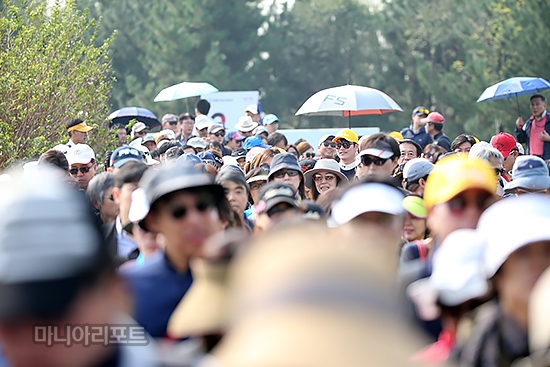 2라운드전인지-박성현-허윤정조를따라다니는갤러리들.영종도=박태성기자