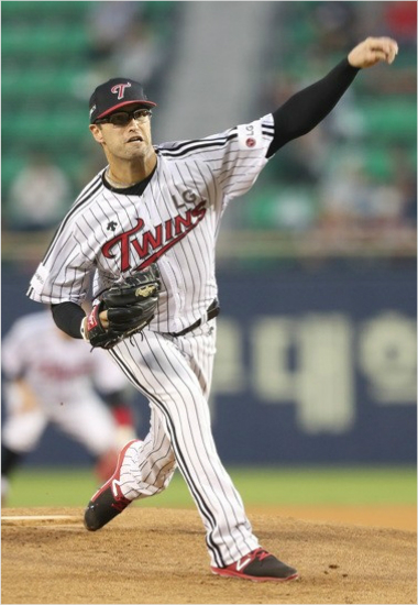 '밴헤켄보다못한게뭐냐'LG에이스데이비드허프는후반기팀의대반격을이끌며가을야구의선봉에섰다.KIA와와일드카드결정전에서도절정의구위를뽐냈다.(자료사진=LG)