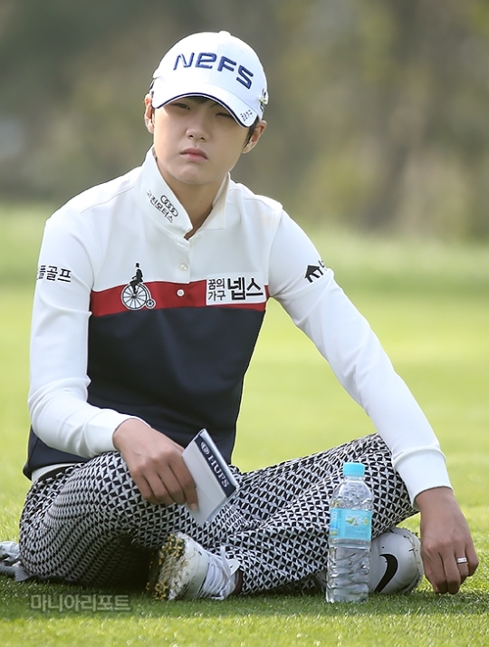 박성현(23.넵스)이2번홀티잉그라운드에앉아서휴식을취하고있다.영종도=박태성기자