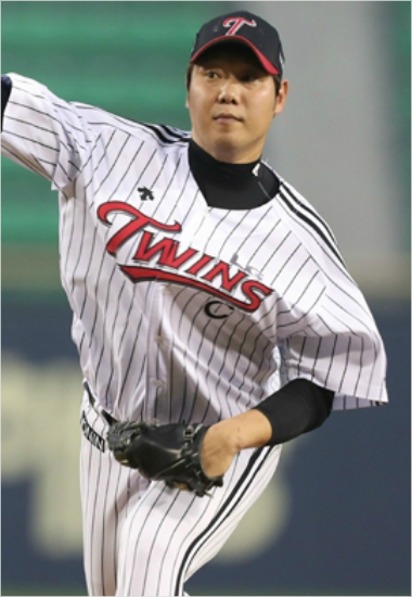 '1회를넘겨라'LG류제국은올시즌정규리그막판부터KIA와와일드카드결정전까지절정의컨디션을보였지만1회징크스는여전한숙제로남아있다.(자료사진=LG)