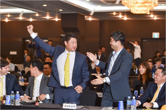 1순위지명권을얻은뒤환호하는KB스타즈안덕수감독.(사진=WKBL제공)