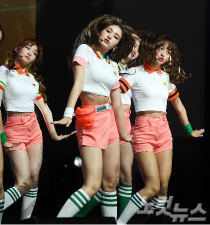 걸그룹아이오아이(I.O.I)가17일오전서울광장동예스24라이브홀에서두번째미니앨범‘미스미?(missme?)발매기념쇼케이스를열고타이틀곡’너무너무너무‘무대를선보이고있다.황진환기자