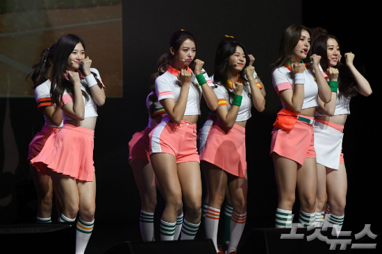 걸그룹아이오아이(I.O.I)가17일오전서울광장동예스24라이브홀에서두번째미니앨범‘미스미?(missme?)발매기념쇼케이스를열고타이틀곡’너무너무너무‘무대를선보이고있다.황진환기자