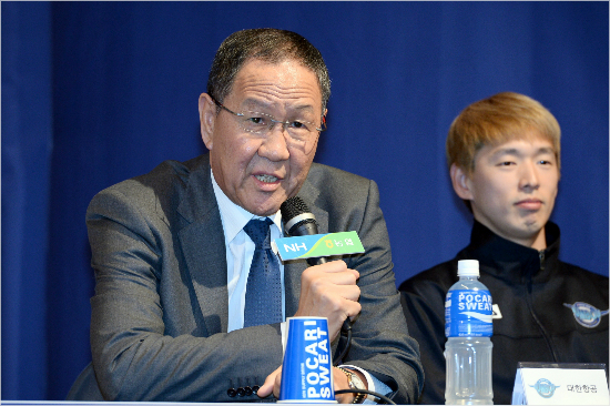 V-리그출범후줄곧'우승후보'라는평가를들었던대한항공이지만정작챔피언결정전에서는단한번도우승하지못했다.결국국가대표팀을이끌던박기원감독을선임해어쩌면마지막이될기회에서새로운도전을시작했다.(사진=한국배구연맹제공)