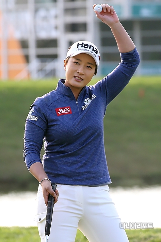 박세리가지난13일KEB하나은행챔피언십1라운드에서현역마지막라운드를마친후인사하고있다.영종도=박태성기자