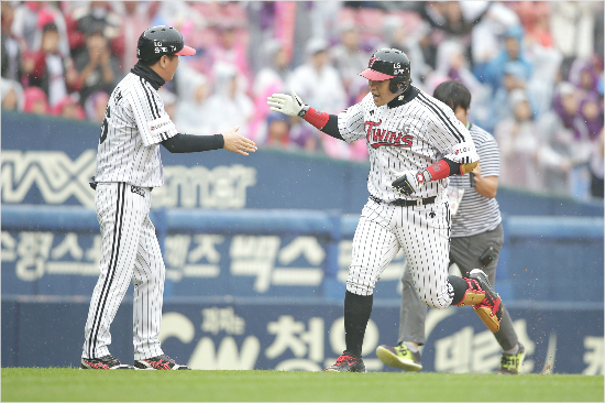 3차전결승홈런의주인공LG유강남(사진제공=LG트윈스)