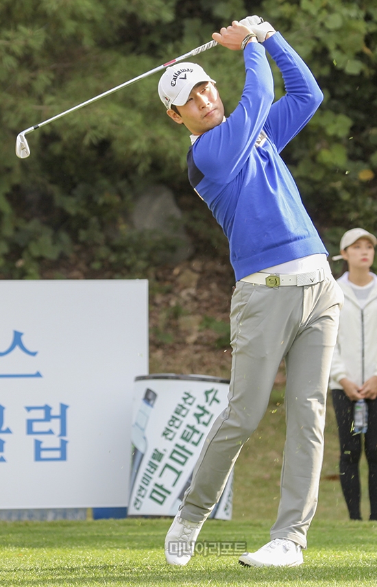 김대현이4번홀티샷을하고있다.김대현은대구경북오픈1라운드를6언더파로마쳤다.칠곡(경북)=손진현객원기자