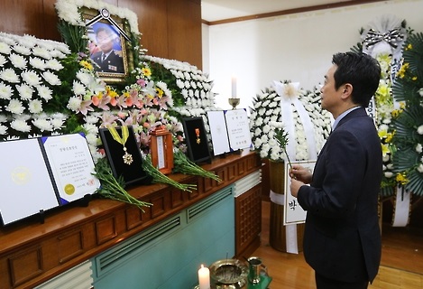 남경필, 故김창호 경감 조문... “경찰·소방공무원 안전 위해 노력”