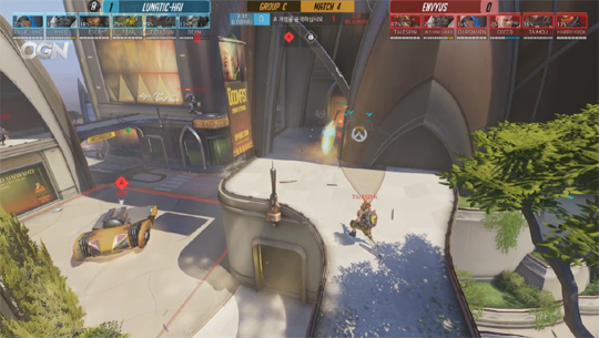 정크랫으로 계단을 방어하는 엔비어스.