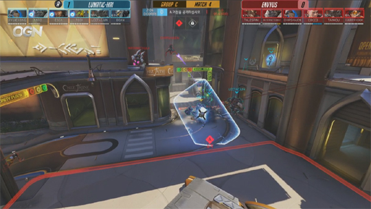 탱커들이 언덕길을 지나자 나노 강화제를 맞은 맥크리가 2층에서 나온다.