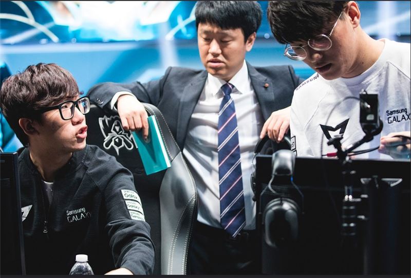 삼성 갤럭시 최우범 감독(가운데)이 선수들과 이야기를 나누고 있다.
