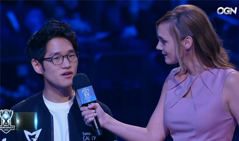 삼성 갤럭시의 미드 라이너 '크라운' 이민호(왼쪽)가 라이엇게임즈와의 인터뷰에 응하고 있다(사진=OGN 생중계 화면 캡처).