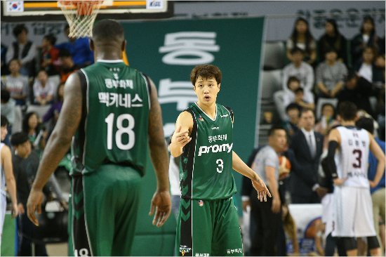 원주동부의개막전승리를이끈허웅(사진오른쪽)과맥키네스(사진제공=KBL)