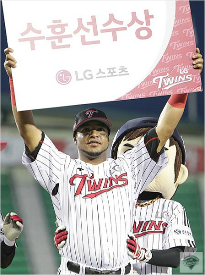 '4시간46분혈투의최고수훈?'LG루이스헤메네스(사진)는올해구단사상최초로한시즌100타점-100득점을기록하는맹활약으로2년만의가을야구를이끌었다.그러나정작포스트시즌에서는승부처상황에맞지않는타격으로실망감을안기고있다.(자료사진=LG)