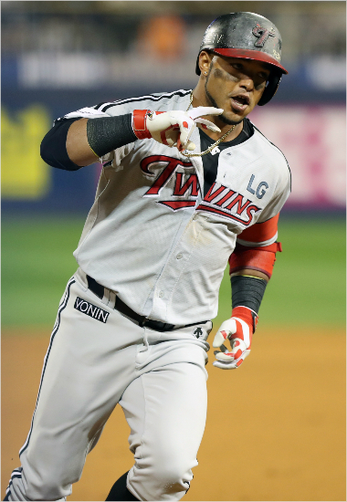 LG히메네스가NC와플레이오프1차전에서7회선제솔로홈런을날린뒤그라운드를도는모습.(자료사진=LG)