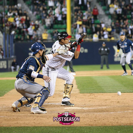 24일잠실구장에서열린플레이오프3차전에서LG트윈스채은성이번트를하고있다.(사진=LG제공)