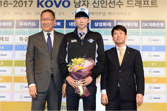 경북사대부고장신레프트허수봉은대학무대를거치지않고V-리그에직행한5번째선수가됐다.박기원감독은브라질배구의전성기를이끌었던단테와같은선수의역할을할수있는재목이라고소개했다.(사진=한국배구연맹제공)