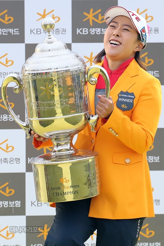 김해림이KB금융스타챔피언십트로피를들어올리고있다.'아이고,무거워'라는장난스러운웃음이유쾌하다.사진=박태성기자