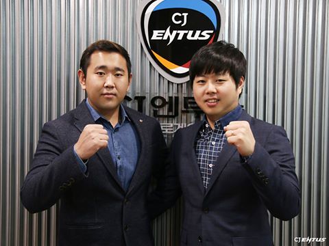 '모쿠자' 김대웅(왼쪽)과 '비닐캣' 채우철 코치가 CJ 엔투스에 합류했다(사진=CJ 엔투스 제공).