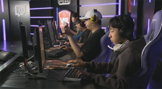 인트로에게 복수하며 4강에 오른 몬스터 화이트.(사진=VSL 중계 캡처)