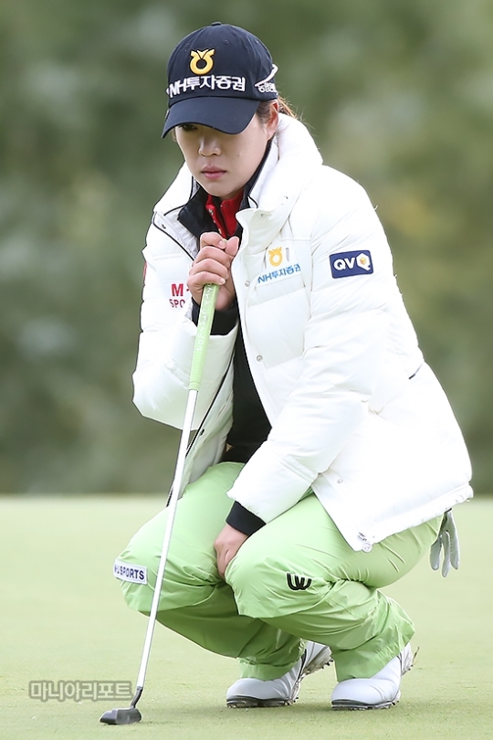 이승현(25.NH투자증권)이13번홀그린에서퍼팅라인을살피고있다.인천=박태성기자