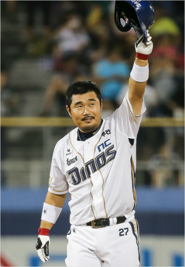 'Again7월14일'NC이호준이지난7월14일두산과마산홈경기에서2-3으로뒤진6회대타로나와상대선발마이클보우덴에게2타점역전결승타를때려낸뒤팬들환호에답하는모습.(자료사진=NC)