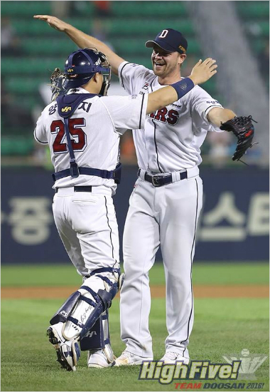 두산마이클보우덴이지난6월30일NC를상대로노히트노런을기록한뒤포수양의지와포옹하는모습.(자료사진=두산)