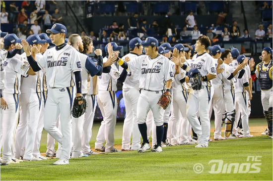 지난7월14일NC선수들이두산과마산홈경기에서역전승을거둔뒤하이파이브를하는모습.(자료사진=NC)