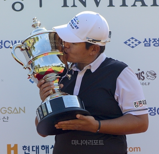 최경주인비테이셔널우승컵에키스하는주흥철.사진=마니아리포트