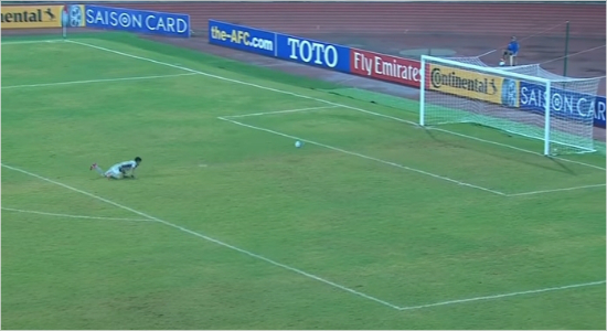 공을잡으러가다가넘어진북한골키퍼.(사진=유튜브영상캡처)