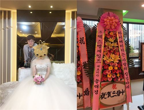 지난 10월 결혼식을 올린 에스프가르데, 아린 이용자의 결혼식에 참석한 조용래 '아키에이지' 기획팀장과 화환
