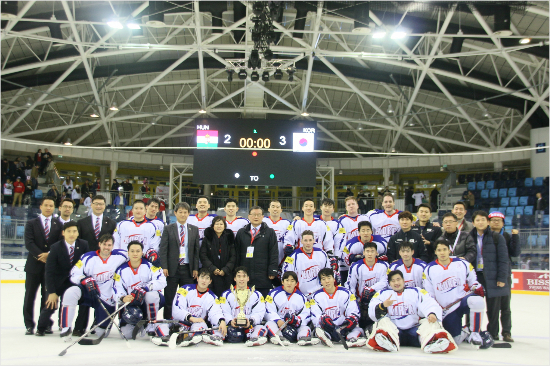 한국아이스하키는지난4월국제아이스하키연맹세계선수권디비전1그룹A대회에서역대최고성적을낸데이어친선대회인유로챌린지에서우승하며세계적수준과격차를더욱좁혔다.(사진=대한아이스하키협회제공)
