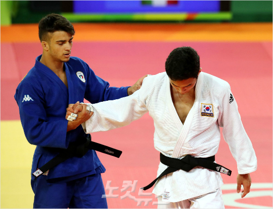 지난8월7일오후(현지시간)브라질리우데자네이루바하올림픽파크경기장에서열린유도남자66kg이하결승에진출한안바울이이탈리아의바실리파비오에한판으로패한후위로를받는모습.(자료사진=올림픽사진공동취재단)