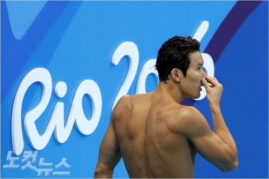 수영대표박태환이지난8월7일오후(현지시간)브라질리우데자네이루바하올림픽수영장에서자유형200미터예선탈락후경기장을빠져나가는모습.(자료사진=올림픽사진공동취재단)