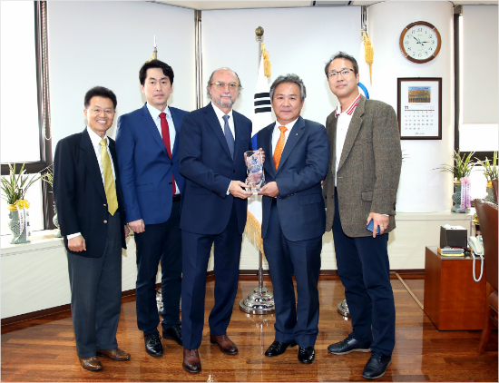 최근방한한지아니멜로세계체육기자연맹(AIPS)회장은지난7일대한체육회를찾아이기흥회장과내년5월서울과평창에서열리는AIPS총회와2018평창동계올림픽의성공개최를위해상호협력을약속했다.이자리에는한국체육기자연맹정희돈회장,김경호전회장등이참석했다.(사진=대한체육회제공)