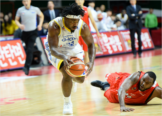 삼성크레익이kt제스퍼존슨을제치고돌파를시도하는장면(사진제공=KBL)