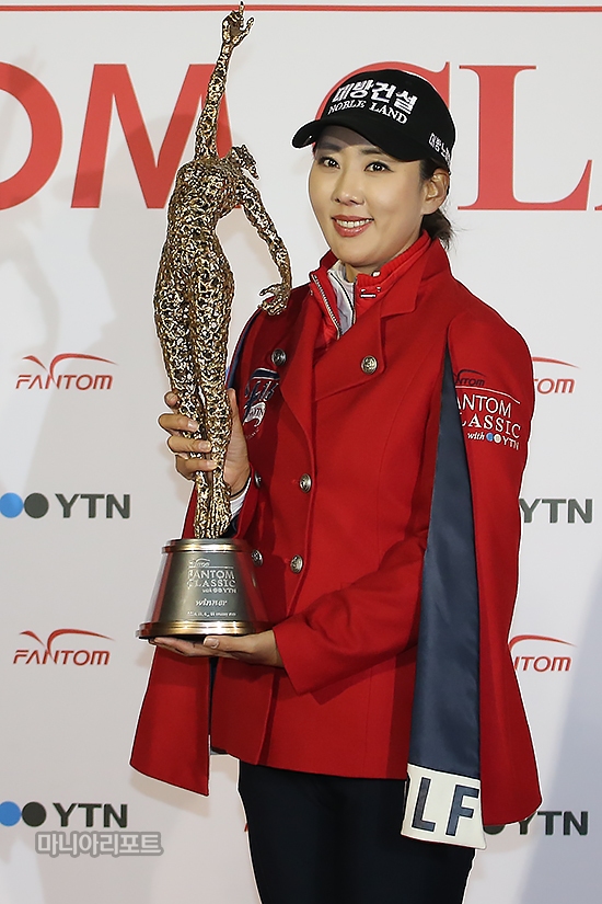 홍진주가팬텀클래식withYTN시상식에서우승재킷을입고트로피를들고있다.사진=마니아리포트