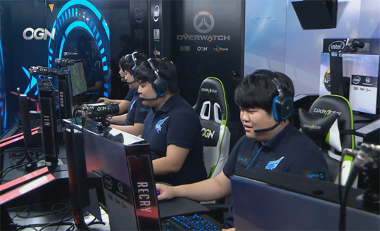 라이노스를 꺾고 첫 승을 거둔 아프리카 프릭스 블루.(사진=OGN 중계 캡처)