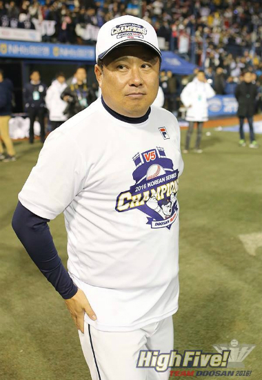 두산베어스를2년연속한국시리즈정상에올려놓은김태형감독이3년총액20억원에재계약했다.(사진=두산제공)